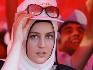 - خفض سن الترشح لخوض الانتخابات العامة من 25 إلى 18 عاما.

