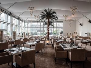 تتضمن باقة العروض مأدبة الإفطار الفاخرة في قاعة الاحتفالات بفندق "أرماني"، ووجبات السحور في الخيمة الرمضانية الخاصة التي تتيح للضيوف فرصة تمضية أمسيات لا تنسى وسط أروع الإطلالات على عروض نافورة دبي.