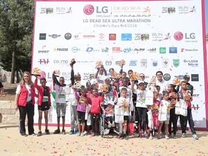 كرمت لينا الكردي الأطفال الفائزين بالألقاب.