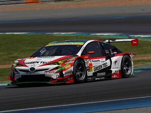 حققت مركبة تويوتا "بريوس" GT apr التي تحمل الرقم 31 ويقودها السائقان كوكي ساغا وكوهي هيراتي، إنجازاً استثنائياً، وذلك على الرغم من بدايتها من المركز الـ 18 في ترتيب انطلاق هذا السباق