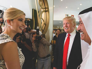 من هؤلاء المشاهير، مثل لينا دانهام، داعمون ناشطون للحملة الرئاسية لهيلاري كلينتون