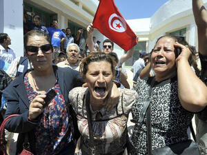 TUNISIA, ARIANA : Tunisians react outside a hospital after the killing of the opposition politician Mohamed Brahmi on July 25, 2013 in Ariana, outside Tunis. AFP PHOTO / FETHI BELAID