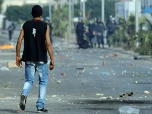المحتجين الذين تتراوح أعمارهم بين 18 عاما و30 عاما رشقوا الشرطة بالزجاجات الحارقة والحجارة