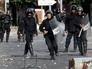 عناصر من الشرطة التونسية في مواجهة المتظاهرين/ أرشيفية