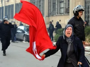 تونسية ترفع علم بلادها
