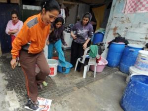 تونسية تدوس بقدمها على صورة للرئيس المخلوع/أ.ف.ب