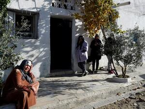 Nour Houda Amri (L), the mother of 24-year-old Anis Amri, the prime suspect in Berlin's deadly truck attack, mourns in front of the family house in the town of Oueslatia, Tunisia on December 23, 2016. (AFP/Fethi Belaid)