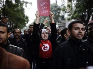 متظاهرون في العاصمة ضد حكومة الغنوشي الانتقالية، الثلاثاء/أ.ف.ب