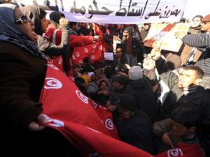 متظاهرون تونسيون يطالبون بإسقاط الحكومة/أ.ف.ب 