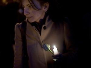 تونسية تحمل شموع الحداد على القتلى/أ.ف.ب