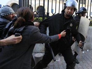 محتجون خلال اشتباك في رجل شرطة في تونس يوم 26 يناير كانون الثاني
