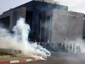 الشرطة التونسية تستعمل الغاز المسيل للدموع والرصاص المطاطي لتفريق الإحتجاجات