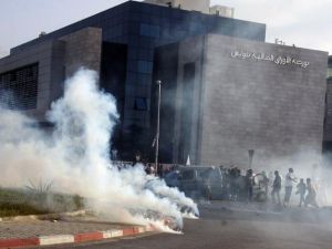 الشرطة التونسية تستعمل الغاز المسيل للدموع والرصاص المطاطي لتفريق الإحتجاجات