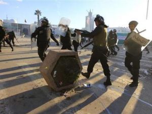 شرطة مكافحة الشغب تقتحم معسكر احتجاج خارج مكتب رئيس الوزراء في تونس