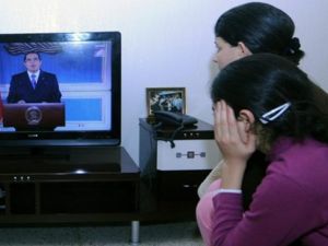 عائلة تونسية تتابع خطاب الرئيس/أ.ف.ب