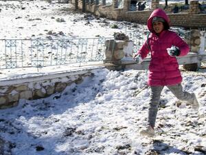 A girl plays in the snow in Tunisia's central Siliana region on January 16, 2017 (Faouzi Dridi/AFP)