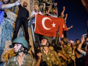 Turkish solders stay with weapons next to protesters in Istanbul on July 16, 2016. (AFP/Ozan Kose) Turkish solders stay with weapons next to protesters in Istanbul on July 16, 2016. (AFP/Ozan Kose)