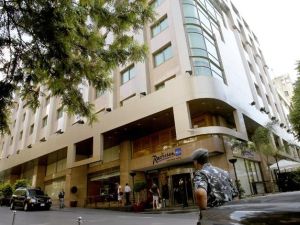 LEBANON, Beirut : A picture taken on August 9, 2013 in Beirut shows Lebanese security forces standing guard in front of the Radisson Martinez Hotel, where members of a Turkish Airlines crew are staying. AFP PHOTO ANWAR AMRO