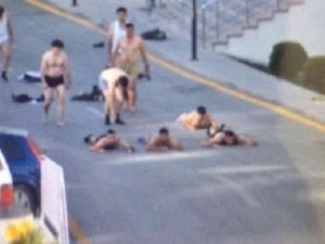 انقلابيون يستسلمون وهم عراة