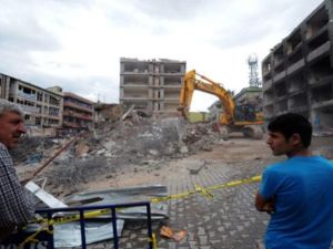 اليات تعمل على ازالة اثار التفجيرات/أ.ف.ب