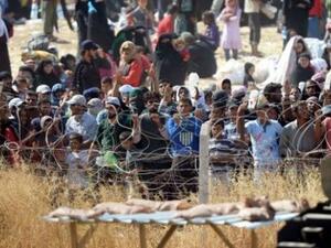 لاجئون سوريون على الحدود التركية