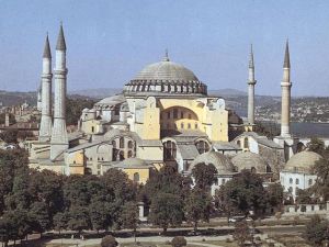 تحظر قوانين تركيا العلمانية على المسلمين والمسيحيين أداء الصلاة داخل متحف ايا صوفيا 