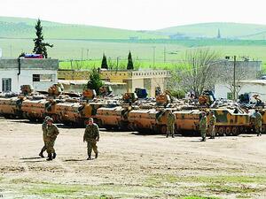 مدرعات وقوات تركية قرب الحدود السورية