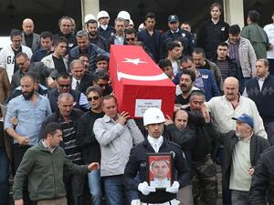 People carry the coffin of a Turkish policeman during a funeral ceremony at the Kocatepe Mosque in the capital, Ankara, on April 8, 2016. (AFP/File) People carry the coffin of a Turkish policeman during a funeral ceremony at the Kocatepe Mosque in the capital, Ankara, on April 8, 2016. (AFP/File)