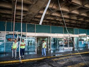 Workers outside the explosions and attacks site outside Ataturk airport's international arrivals terminal. (AFP/Ozan Kose) 