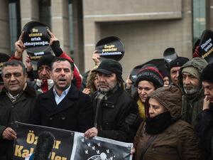 Main Opposition MP's of People's Republic Party (CHP) Baris Yardas(2nd L) and Sezgin Tanrikulu (L) stands outside Istanbul's courthouse on December 29, 2016 before the start of the trial of Turkish novelist Asli Erdogan. (AFP/Ozan Kose)