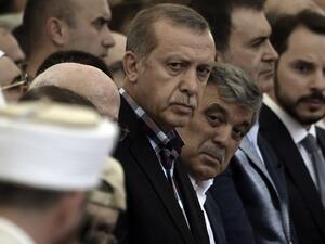 Turkish President Recep Tayyip Erdogan (C) and former Turkish president Abdullah Gul (C-R) attend the funeral of a victim of the coup attempt in Istanbul on July 17, 2016. (AFP/Aris Messinis) Turkish President Recep Tayyip Erdogan (C) and former Turkish president Abdullah Gul (C-R) attend the funeral of a victim of the coup attempt in Istanbul on July 17, 2016. (AFP/Aris Messinis)