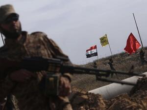 Fighters from the Iraqi pro-government forces take position during an operation to retake the town of al-Bashir, near Kirkuk, from the Islamic State group (IS), on April 30, 2016. (AFP/Mohammed Sawaf)