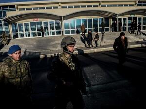 Turkish special force soldiers stand guard at the courthouse on December 27, 2016 at Silivri district inIstanbul. Almost 30 Turkish police will go on trial in Istanbul charged with involvement in the July 15 coup bid. (AFP/Ozan Kose)