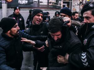 Turkish police detain protesters on December 23, 2016, on Istiklal avenue in Istanbul, during a protests in reaction to a video released the previous day by Daesh purportedly showing two captured Turkish soldiers being burned alive, and against the Turkish government's lack of immediate reaction. (AFP/Ozan Kose)
