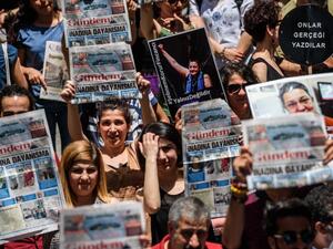 Protesters hold pictures of jailed RSF representative Erol Onderoglu, journalist Ahmet Nesin and rights activist and academic Sebnem Korur Fincanci as they shout slogans in front of the Pro Kurdish Ozgur Gundem newspaper's headquarters on June 21,2016 in Istanbul. (AFP/Ozan Kose) Protesters hold pictures of jailed RSF representative Erol Onderoglu, journalist Ahmet Nesin and rights activist and academic Sebnem Korur Fincanci as they shout slogans in front of the Pro Kurdish Ozgur Gundem newspaper's headquarters on June 21,2016 in Istanbul. (AFP/Ozan Kose)