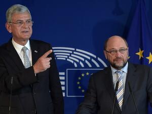 President of the European Parliament Martin Schulz (R) and Turkey's Minister of EU Affairs Volkan Bozkir give a joint press conference after a meeting, on May 11, 2016 at the European Parliament in Strasbourg, eastern France. (AFP/Patrick Hertzog President of the European Parliament Martin Schulz (R) and Turkey's Minister of EU Affairs Volkan Bozkir give a joint press conference after a meeting, on May 11, 2016 at the European Parliament in Strasbourg, eastern France. (AFP/Patrick Hertzog