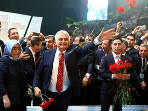 Turkey's Minister of Transport, Maritime and Communication and new chairman candidate for ruling AK Party Binali Yildirim throws red carnations to supporters as he arrives for the second extraordinary congress in Ankara, on May 22, 2016. (AFP/Adem Altan) Turkey's Minister of Transport, Maritime and Communication and new chairman candidate for ruling AK Party Binali Yildirim throws red carnations to supporters as he arrives for the second extraordinary congress in Ankara, on May 22, 2016. (AFP/Adem Altan)