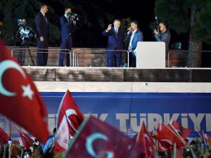 Turkish President Recep Tayyip Erdogan (C) waves to suppporters in Istanbul on June 24, 2018, during Turkey's presidential and parliamentary elections.(AFP/ File)
