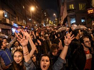 Supporters of the "No" gesture and shout in Istanbul to protest alleged poll violations (AFP/Ozan Kose)