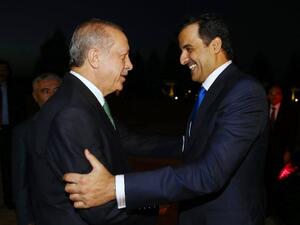 Qatari Sheikh Tamim bin Hamad al-Thani greets Turkish President Recep Tayyip Erdogan at the presidential complex in Ankara (AFP Photo/KAYHAN OZER)