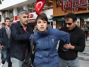 Turkish riot police detain a protester during a demonstration against the arrest by Turkish authorities of an academic and a teacher who have been on a hunger strike, in Ankara, on May 23, 2017. (AFP/Adem Altan)