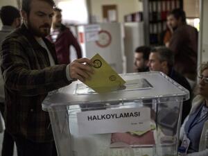 A Turkish man living in Greece casts a vote for the upcoming constitutional referendum in the Turkish Consulate in Athens on April 8, 2017. (AFP/Angelos Tzortzinis)