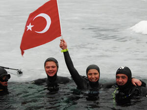 Derya Can, second right, set a new record as the world free diving female champion. (Twitter)