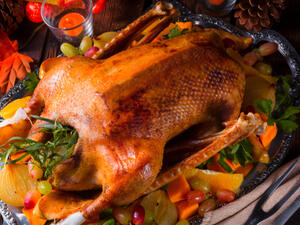 طبق الديك الرومي المغطى بالعسل في الفرن