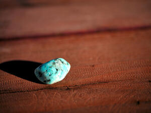 الحجر المناسب لمواليد برج الدلو هو الفيروز

