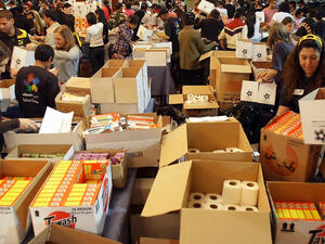 Volunteers of the UAE-based charity organization Dubai Cares prepare boxes of supplies bound for the Gaza Strip. (AFP/ File Photo)
