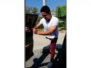 Egyptian amputee Mahmoud Abdo performs the Keke challenge on one foot. (Screenshot)