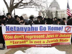 Representatives of the anti-Zionist Neturei Karta sect rally in US. (AFP/ CHRIS KLEPONIS)