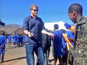 The Duke of Sussex, 33, looked relaxed as he met with local children at the Phelisanong Children’s Centre. (Facebook/Phelisanong Children’s Centre)
