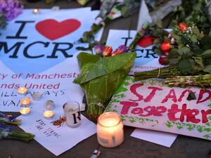 Messages and floral tributes are seen in Albert Square in Manchester, northwest England on May 23, 2017, in solidarity with those killed and injured in the May 22 terror attack at the Ariana Grande concert at the Manchester Arena. (AFP/Ben Stansall)